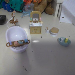 Calico critters bathroom set + metal mini toothbrush set